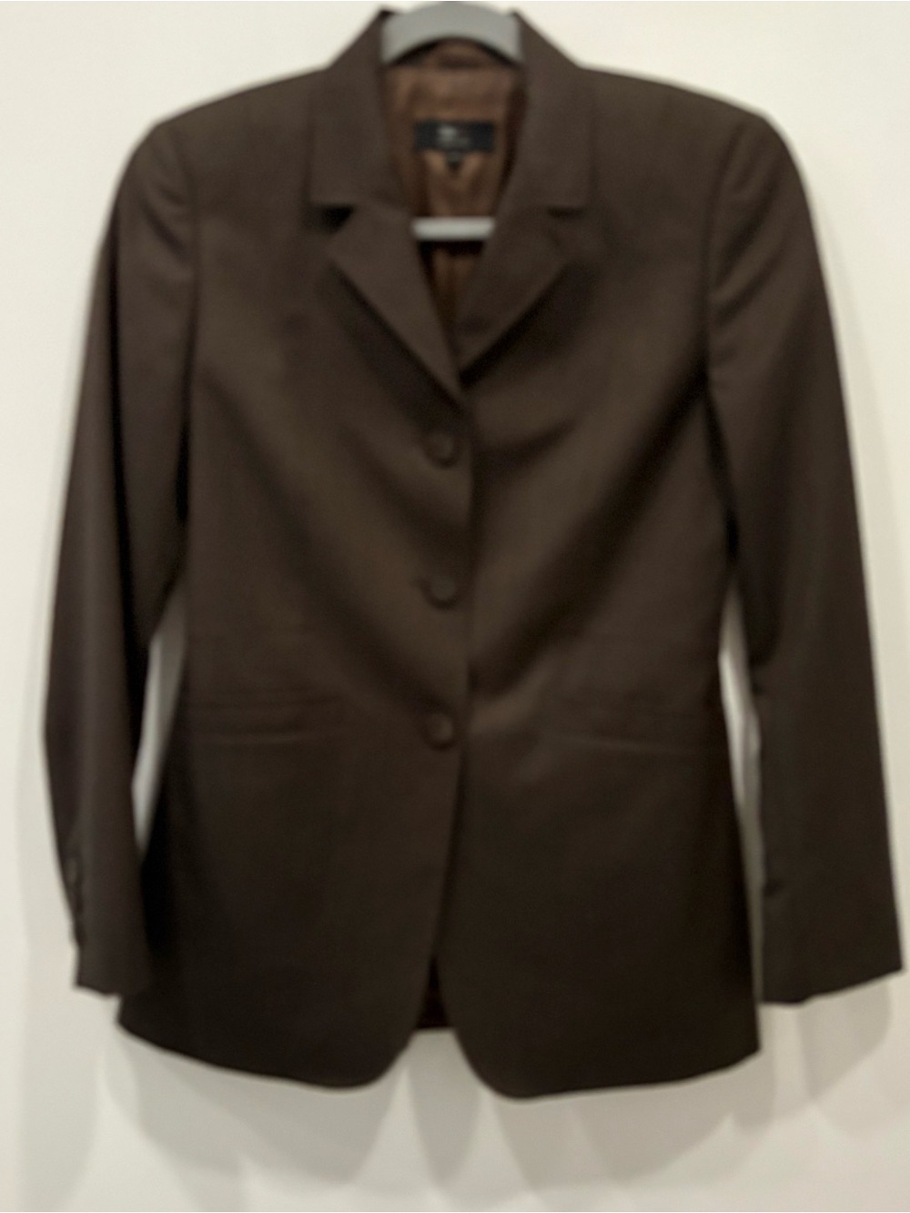 Lapel collar blazer long sleeve slit and buttons 2 front pockets brown color